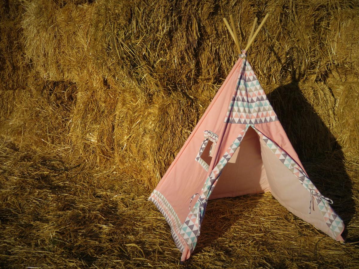 Tienda tipi de tela de color rosa en un pajar