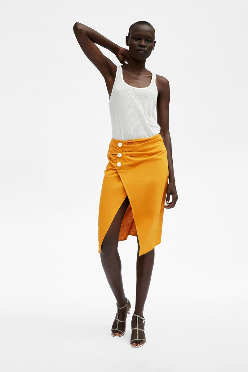 color mostaza y blanco, un outfit perfecto