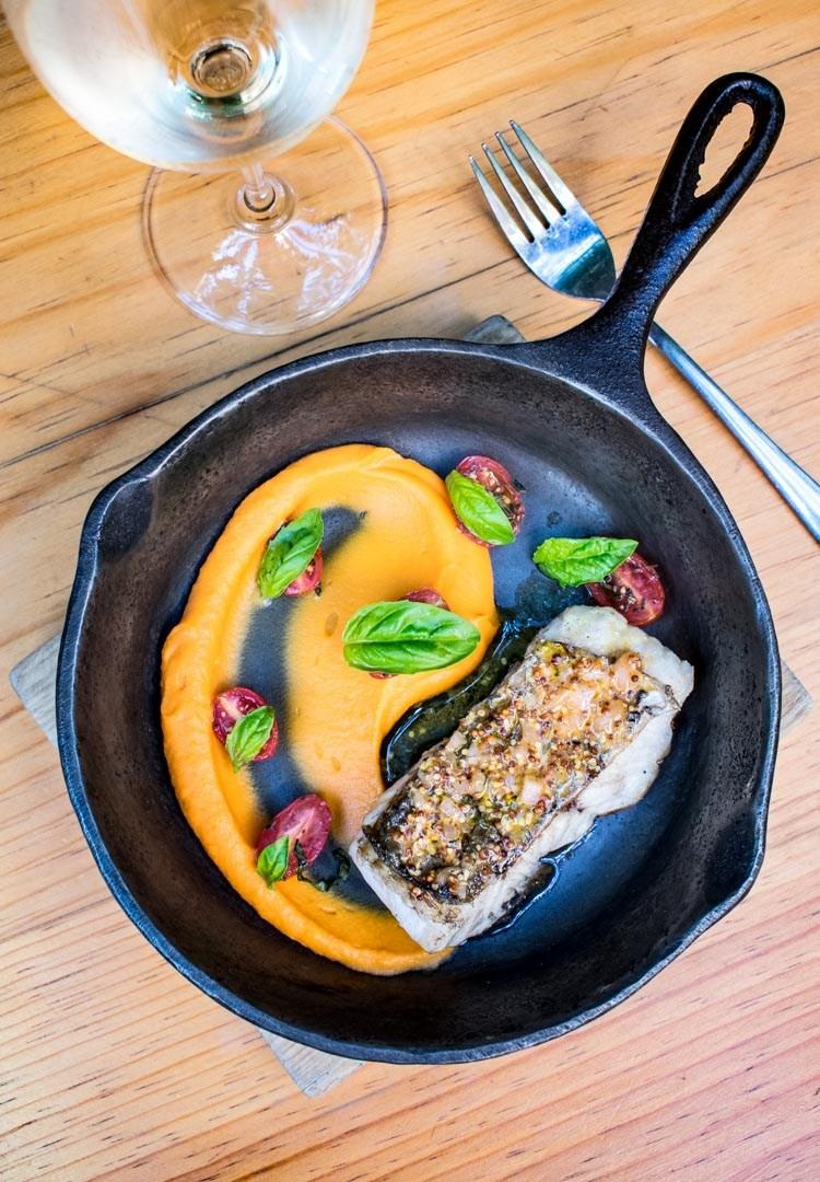 Huset roma - pescado a las brasas con pure de camote - reportaje en Revista Maria Orsini