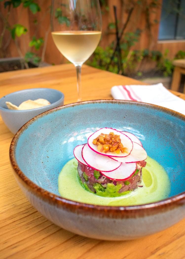 Huset roma - ceviche de atún y aguacate- reportaje en Revista Maria Orsini