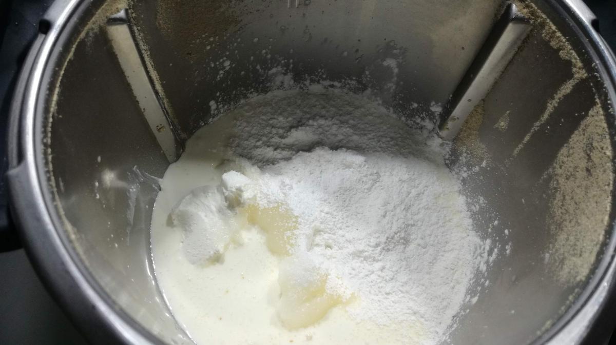 Mezcla de ingredientes para hacer la tarta de queso.