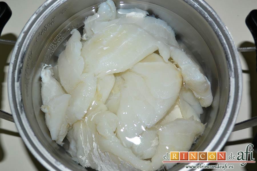 Pimientos de piquillo rellenos de brandada de bacalao casera, desalar el bacalao