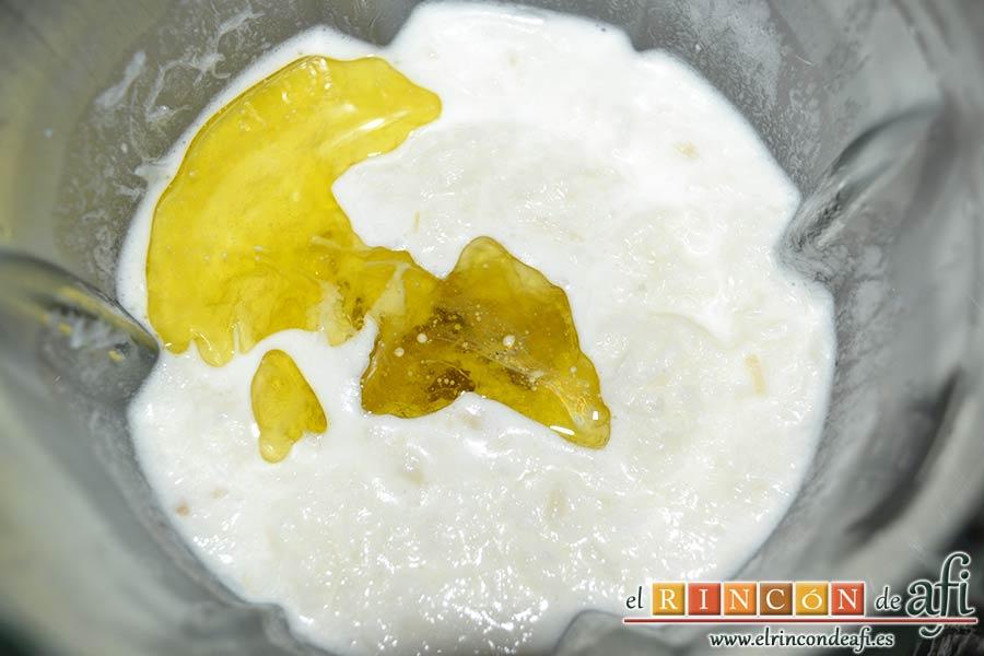 Pimientos de piquillo rellenos de brandada de bacalao casera, añadir el aceite de oliva al hilo mientras se tritura