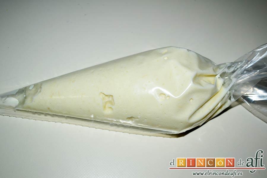 Pimientos de piquillo rellenos de brandada de bacalao casera, una vez hecha pasarla a una manga pastelera