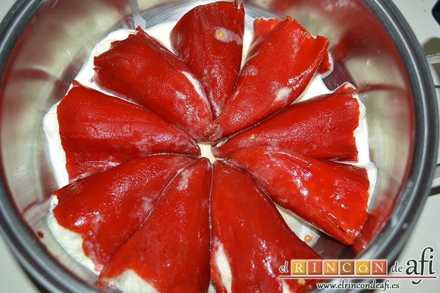 Pimientos de piquillo rellenos de brandada de bacalao casera, retirar las semillas de los pimientos y rellenarlos con ayuda de la manga