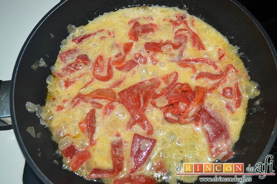 Pimientos de piquillo rellenos de brandada de bacalao casera, dejar que se mezcle y disuelva