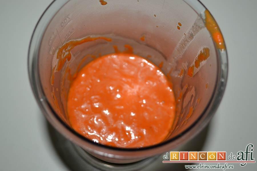 Pimientos de piquillo rellenos de brandada de bacalao casera, triturar