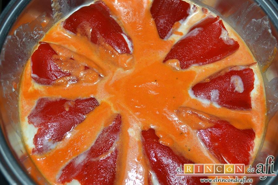 Pimientos de piquillo rellenos de brandada de bacalao casera, verter por encima de los pimientos rellenos la salsa