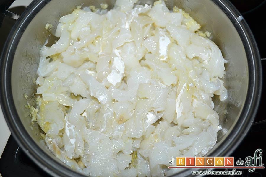 Pimientos de piquillo rellenos de brandada de bacalao casera, echar el bacalao al caldero