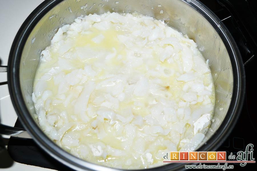 Pimientos de piquillo rellenos de brandada de bacalao casera, subir el fuego y sofreír