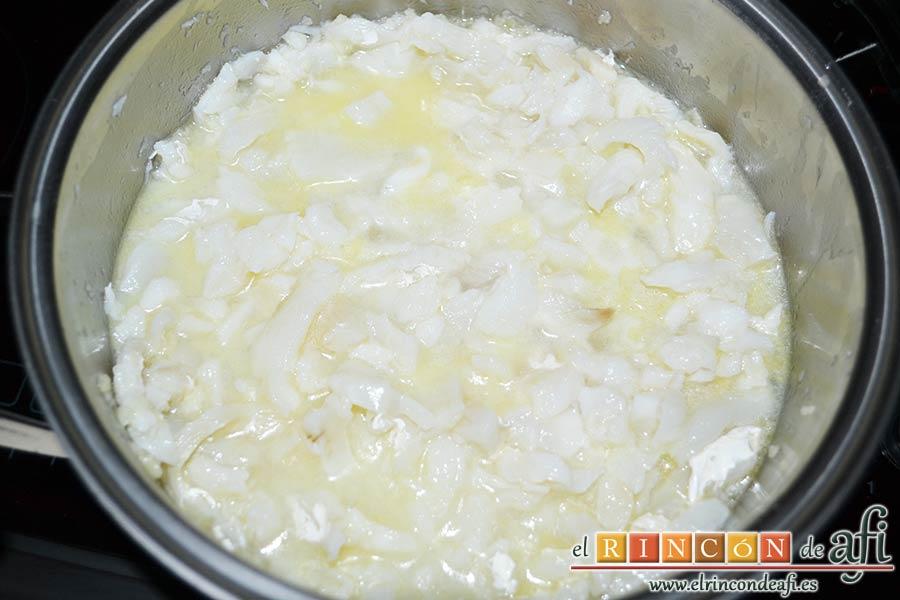 Pimientos de piquillo rellenos de brandada de bacalao casera, comprobar que está sofrito, blanco y que ha echado jugo