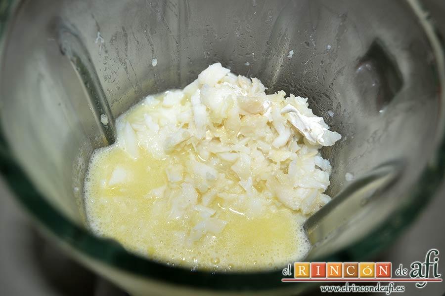 Pimientos de piquillo rellenos de brandada de bacalao casera, añadirlo a un vaso triturador