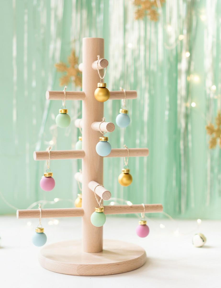 Árbol de navidad de madera, hecho con un portarrollos de Ikea. Visto en "I am a Mess Blog"
