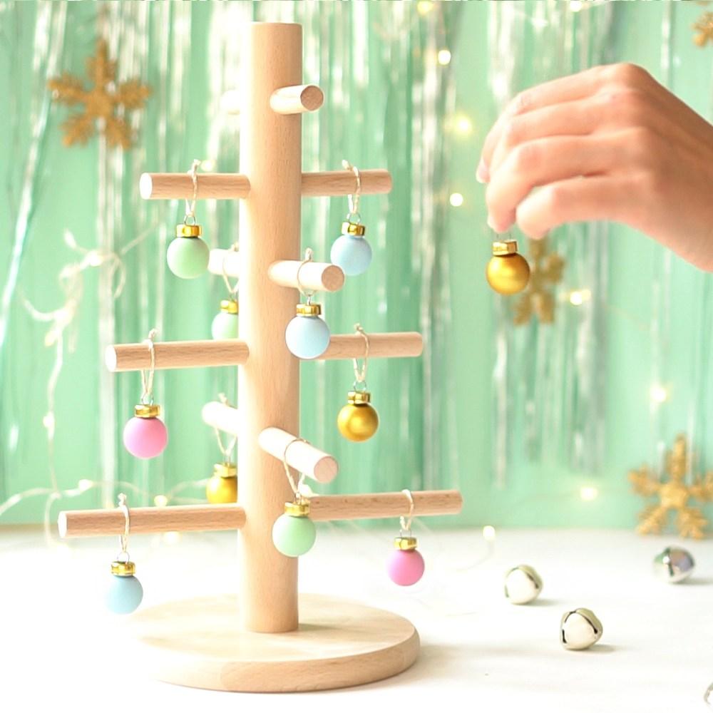 Pasos árbol de navidad de madera, visto en "I am a Mess Blog"