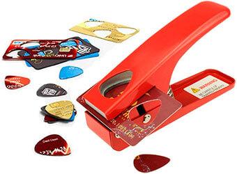 Cortador rojo de púas cortando púas