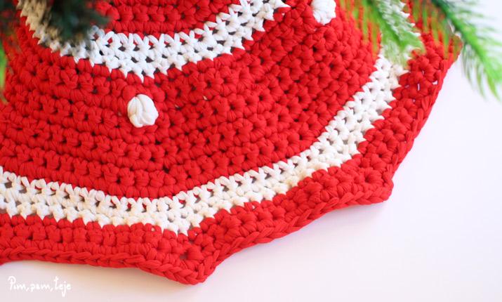 Patrón para tejer un cubre pie de trapillo para el árbol de Navidad