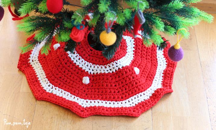 Patrón para tejer un cubre pie de trapillo para el árbol de Navidad