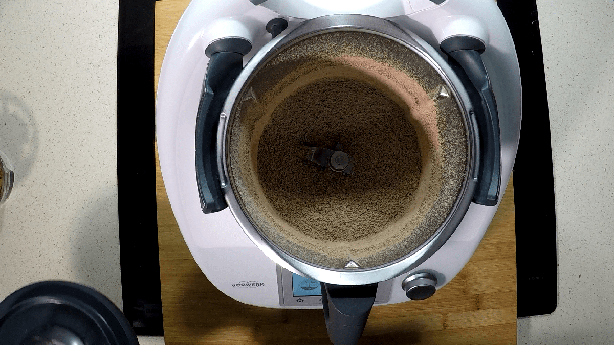 echar chocolate con leche vaso de la Thermomix.