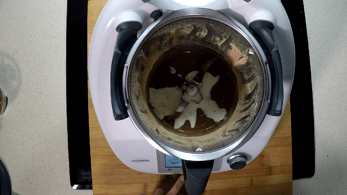 Echar leche evaporada en el vaso de la Thermomix.