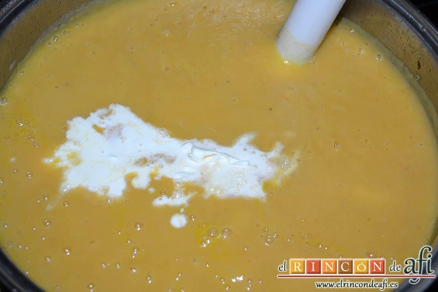 Crema de hinojo, añadir la nata (crema de leche)
