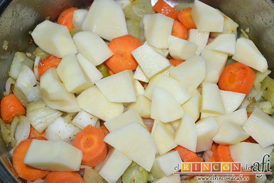 Crema de hinojo, añadir las papas troceadas