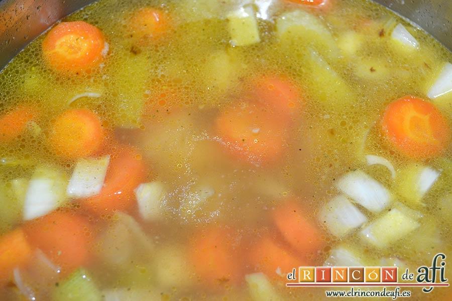 Crema de hinojo, añadir el caldo de verduras