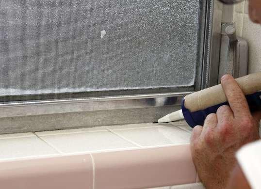 Sella las ventanas del baño para que el calor no se escape