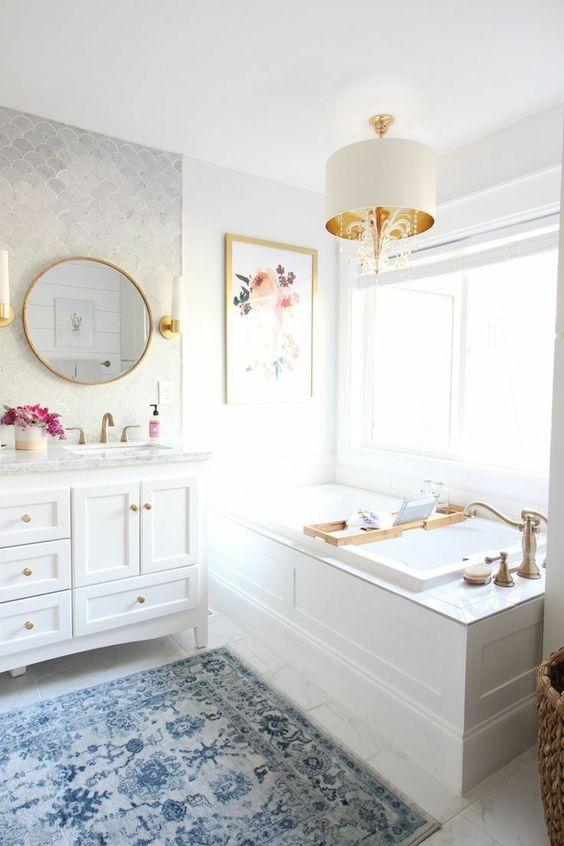 Un baño cálido con alfombras