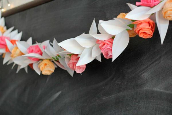 manualidad para hacer una guirnalda de papel con flores y hojas diy