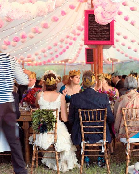 guirnaldas hechas con pompones de papel rosa muy fáciles de hacer para decorar en tu boda