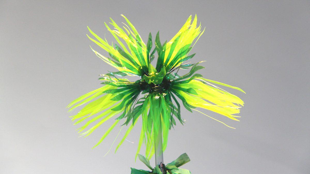 Estrella del árbol de Navidad con botellas de plástico