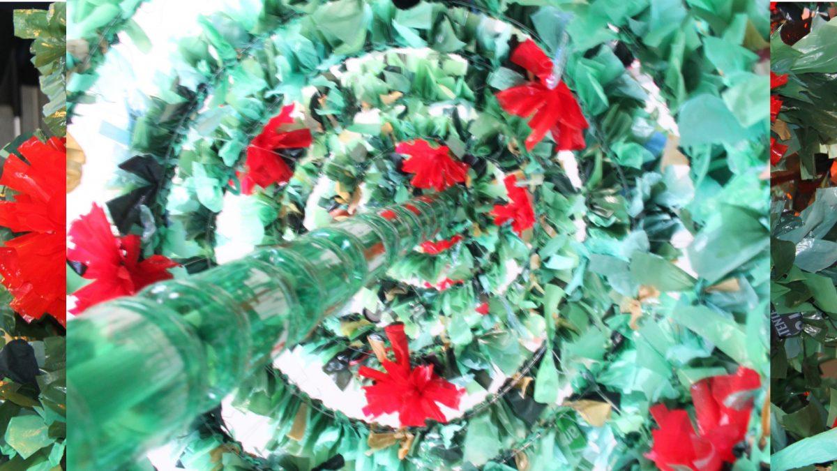 Árbol de Navidad reciclando bolsas de plástico