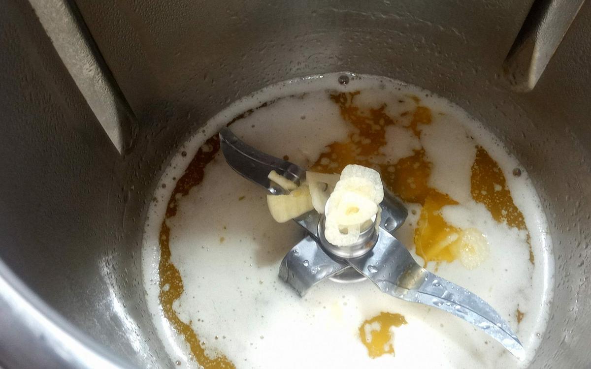 Echar la mantequilla y el aceite en la Thermomix.