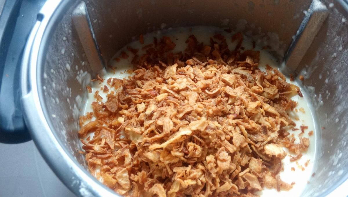 Cebolla frita para hacer las croquetas.