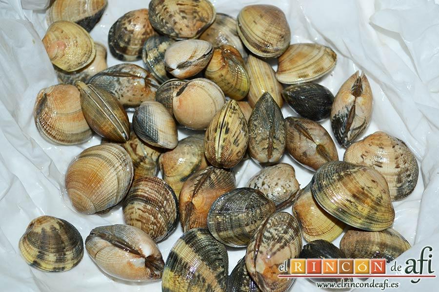 Bucatini con almejas, cuando compres las almejas envuélvelas empapadas en agua salada y ponlas a refrigerar hasta usarlas