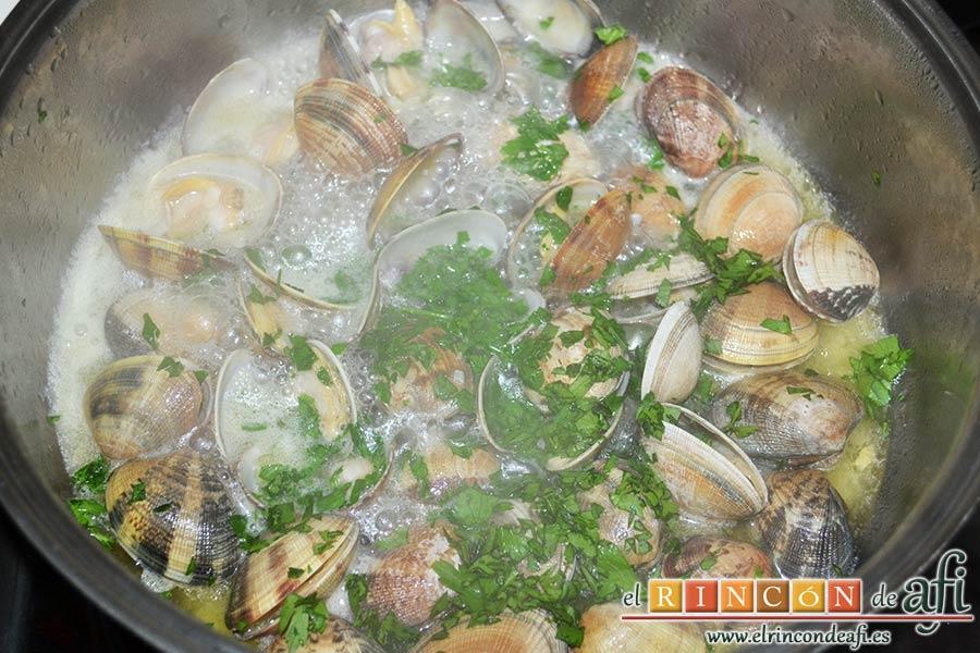 Bucatini con almejas, cuando se hayan abierto las conchas añadir el perejil picado