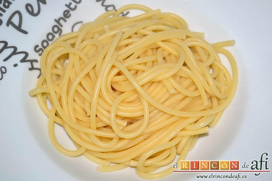 Bucatini con almejas, servir la pasta ya hecha en los platos individuales