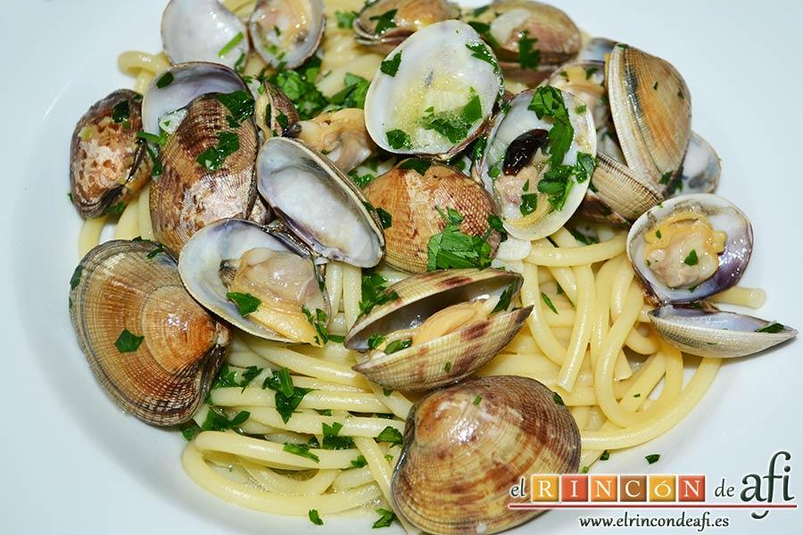 Bucatini con almejas, sugerencia de presentación
