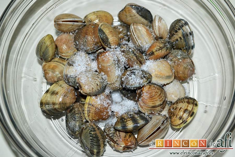 Bucatini con almejas, poner las almejas en un bol con un puñadito de sal