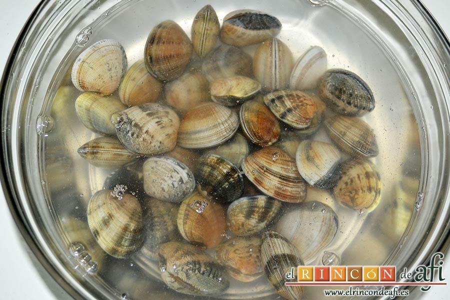 Bucatini con almejas, cubrir de agua fría
