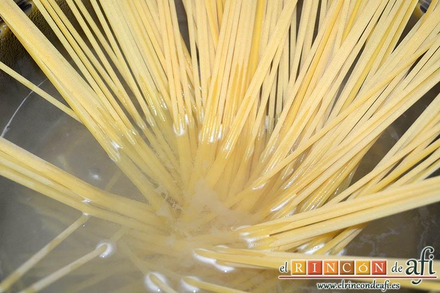 Bucatini con almejas, preparar la pasta en agua hirviendo con sal
