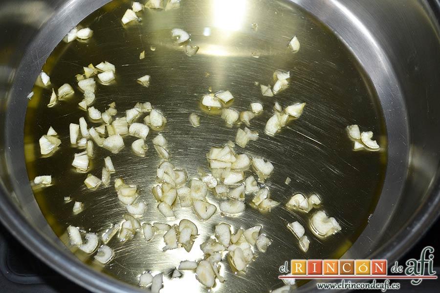 Bucatini con almejas, poner en otro caldero un fondo de aceite de oliva y añadir los ajos troceados