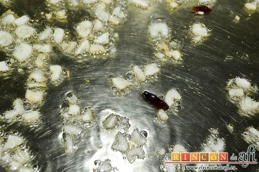 Bucatini con almejas, añadir un par de pimientas de cayena