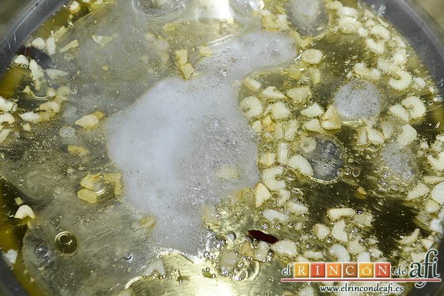 Bucatini con almejas, añadir el vasito de vino blanco