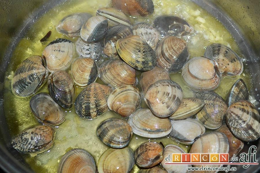 Bucatini con almejas, añade las almejas con cuidado