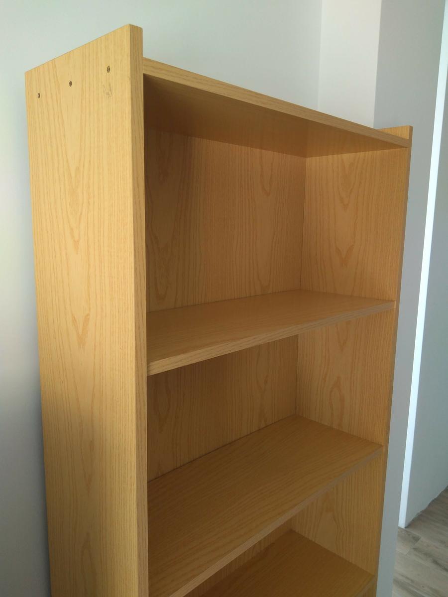 Estantería empapelada