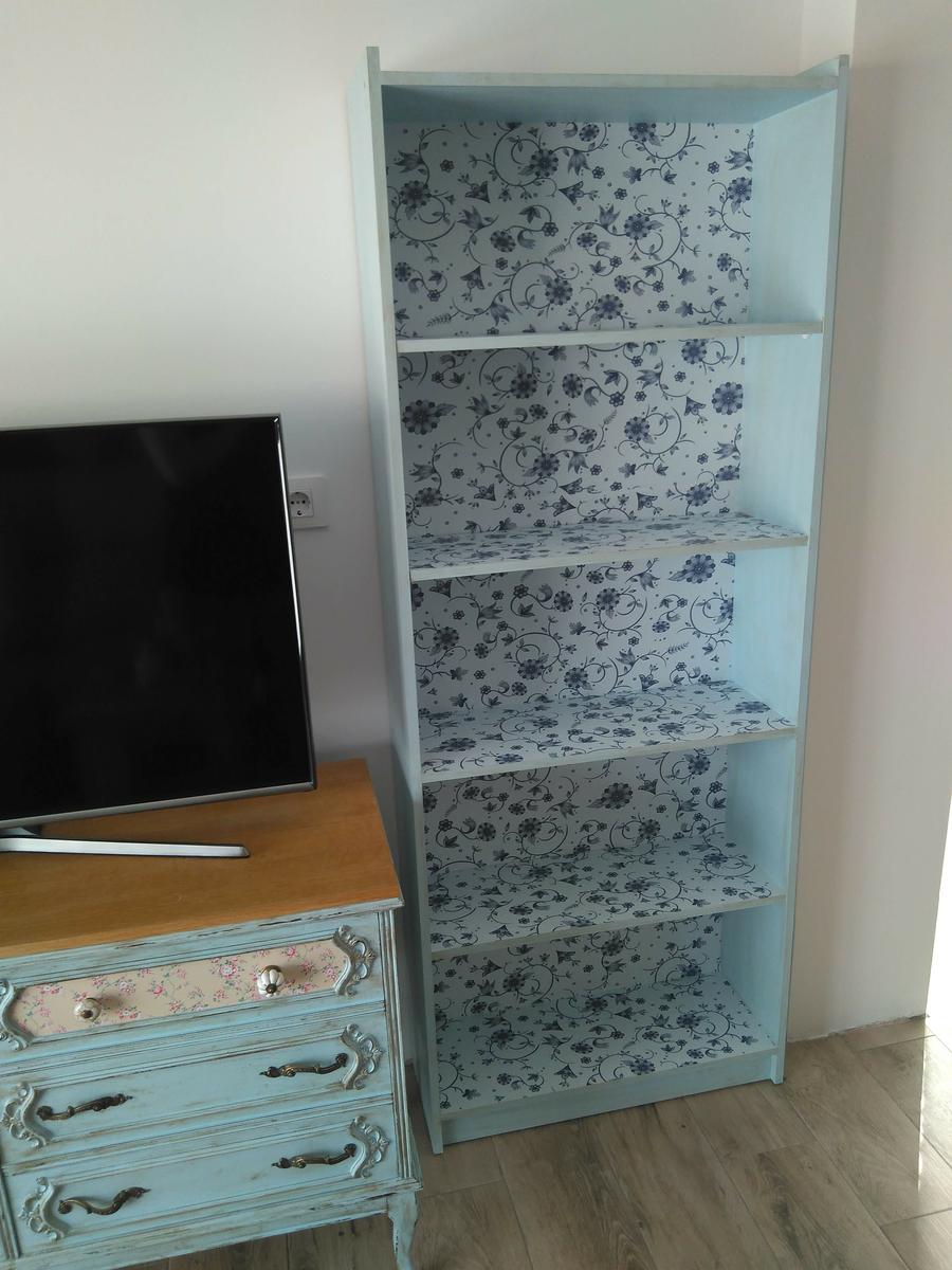 Estantería empapelada