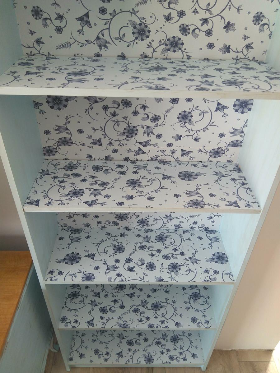 Estantería empapelada