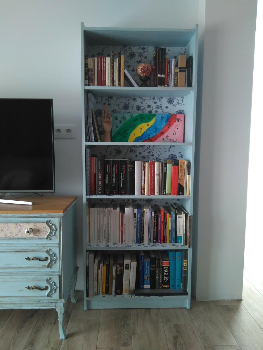 Estantería empapelada