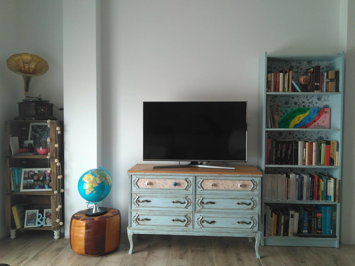 Estantería empapelada